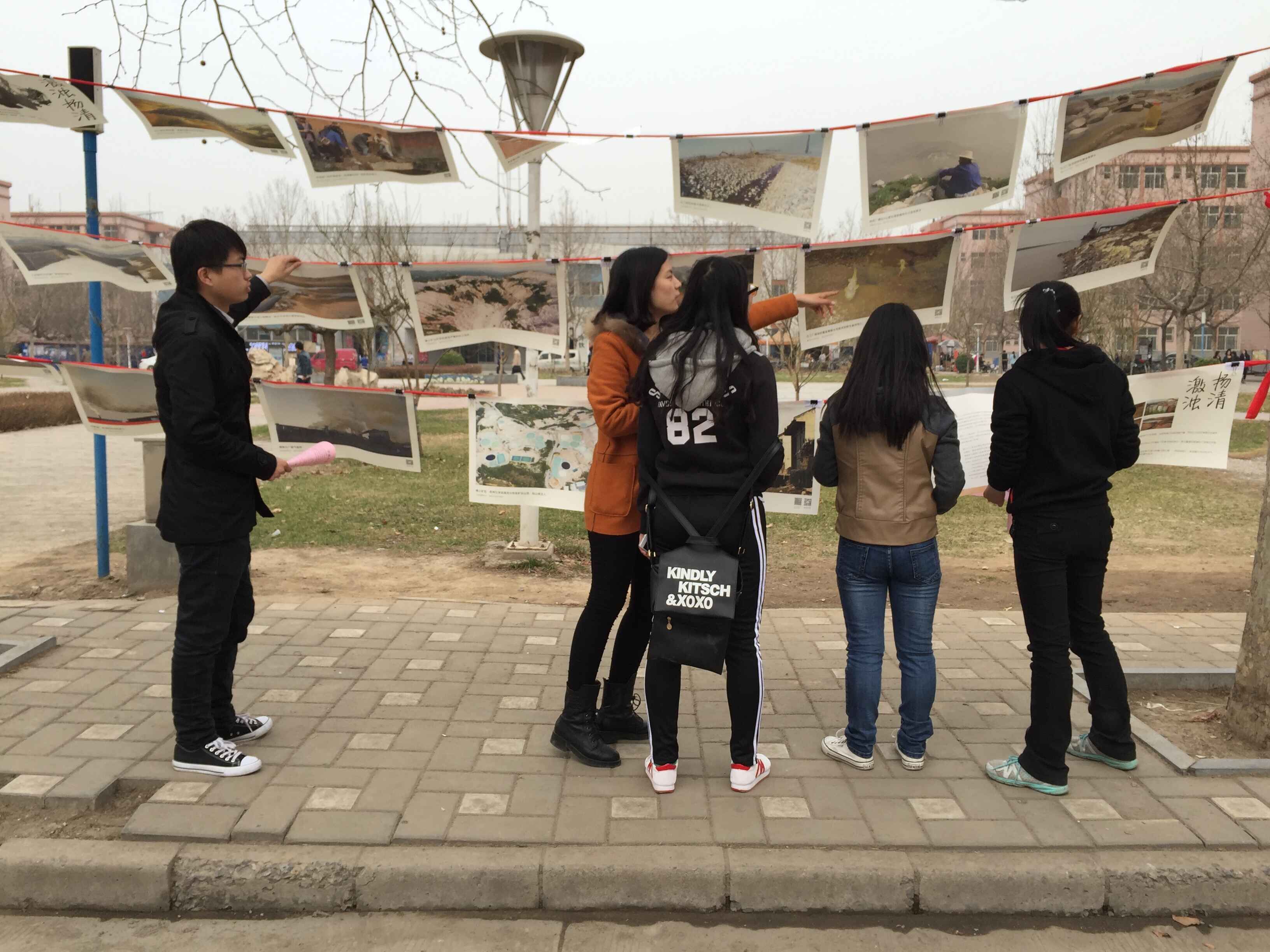 BG大游平台研究生会成员为同学们讲解图片展.jpg
